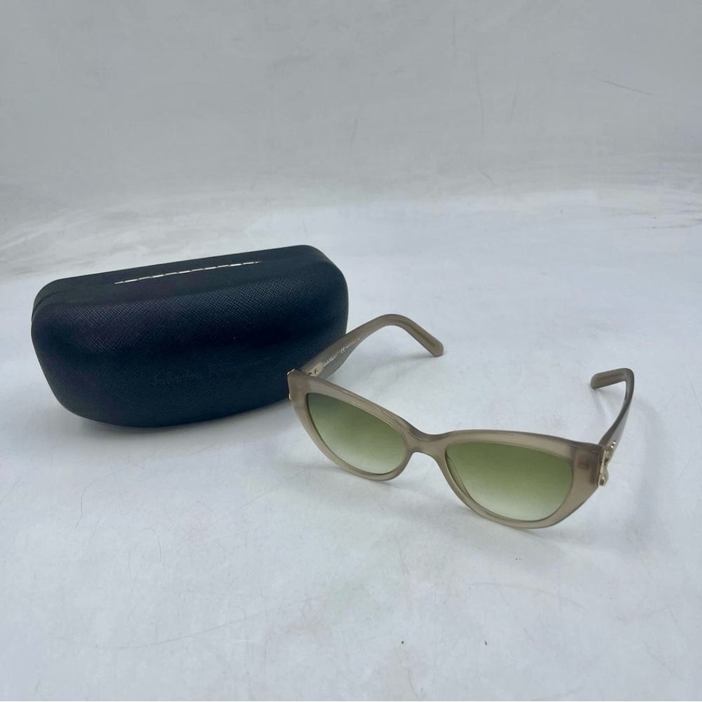 Salvatore Ferragamo Stylish Gradient Vara Cat-Eye Sunglasses